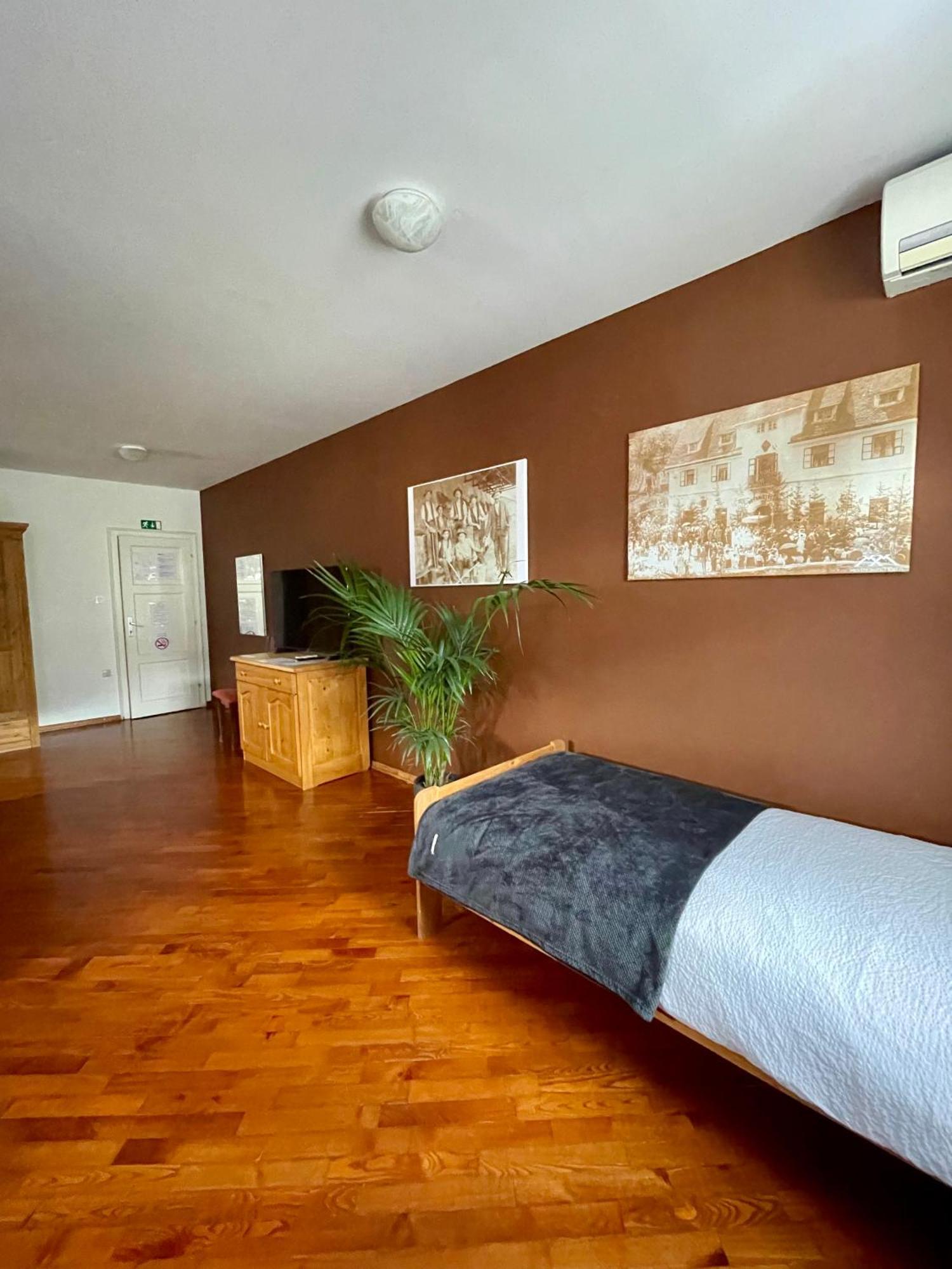 Gostisce Barbara Hotel Idrija Eksteriør billede